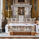 ... dove sorge un grande altare marmoreo donato nel 1787 dal principe Gianbattista Filomarino della Rocca...
